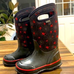Boys Bogs snow/rain boots size 11 black with red spiders in great condition.